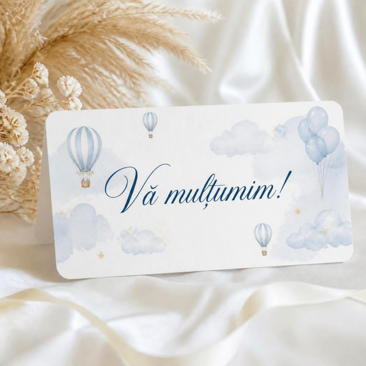 Verso plic de bani pentru botez cu mesajul „Vă mulțumim!”, baloane cu aer cald bleu, baloane și norișori în acuarelă.