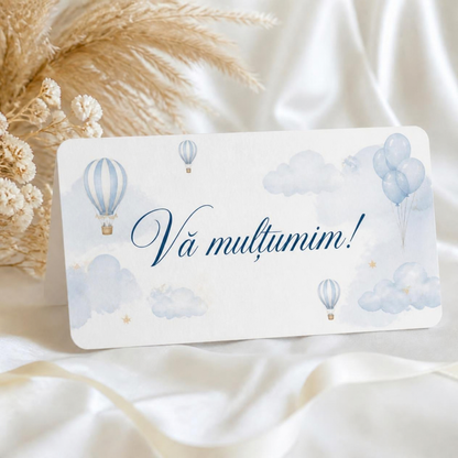 Verso plic de bani pentru botez cu mesajul „Vă mulțumim!”, baloane cu aer cald bleu, baloane și norișori în acuarelă.