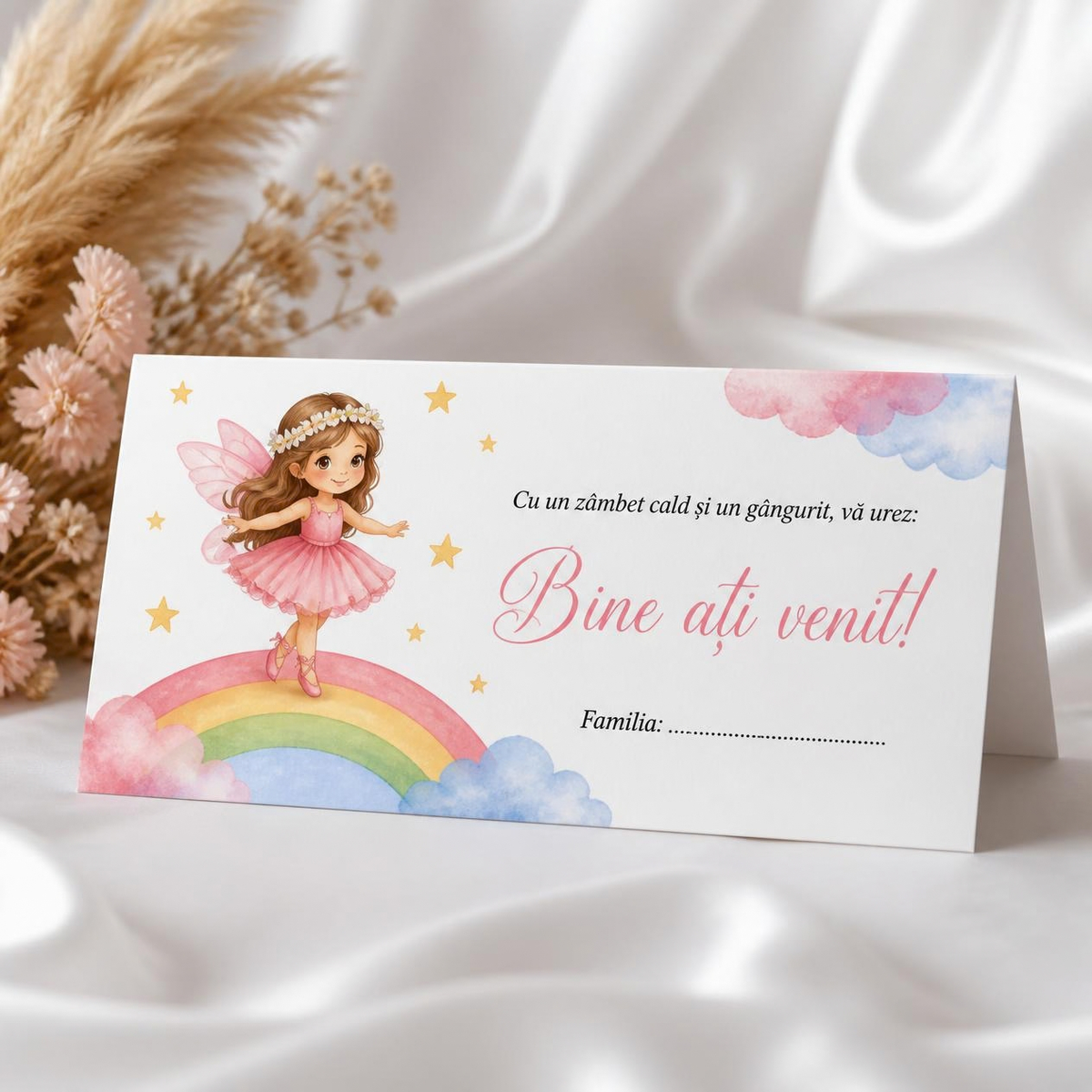 Plic de bani pentru botez fetiță cu zână în rochiță roz pe curcubeu pastel, steluțe aurii și mesajul „Bine ați venit!”, pe fundal de satin alb.