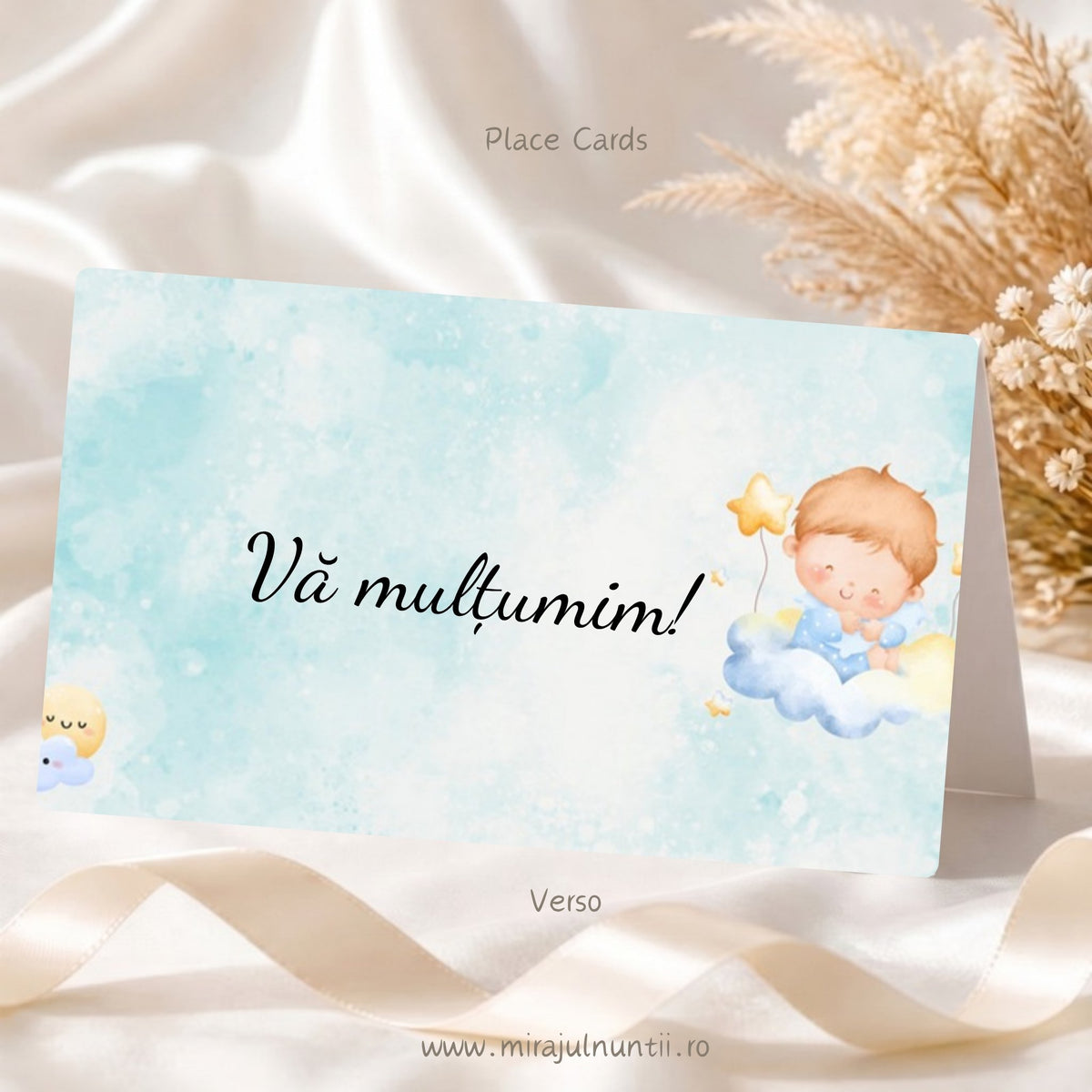 Plic de bani botez B.8-20008, verso: mesajul „Vă mulțumim!” și un bebeluș care doarme pe un nor pufos, cu steluțe aurii, pe fond bleu pastel