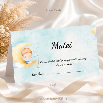 Plic de bani botez personalizat B.8-20008, față: numele Matei, mesajul de bun venit și rândul „Familia”, cu bebeluș pe semilună galbenă și steluțe aurii, pe fond bleu în acuarelă