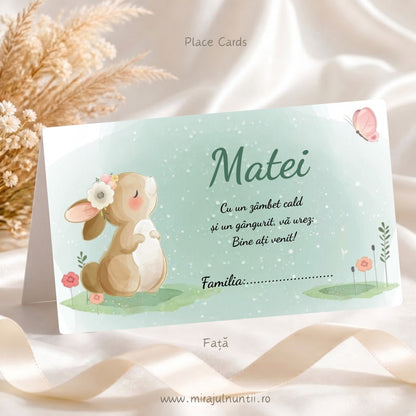 Plic de bani botez personalizat B. 6036, fața cu numele Matei și mesajul de bun venit, iepuraș în acuarelă cu coroniță de flori, fluturaș roz și flori de câmp pe fond verde mentă