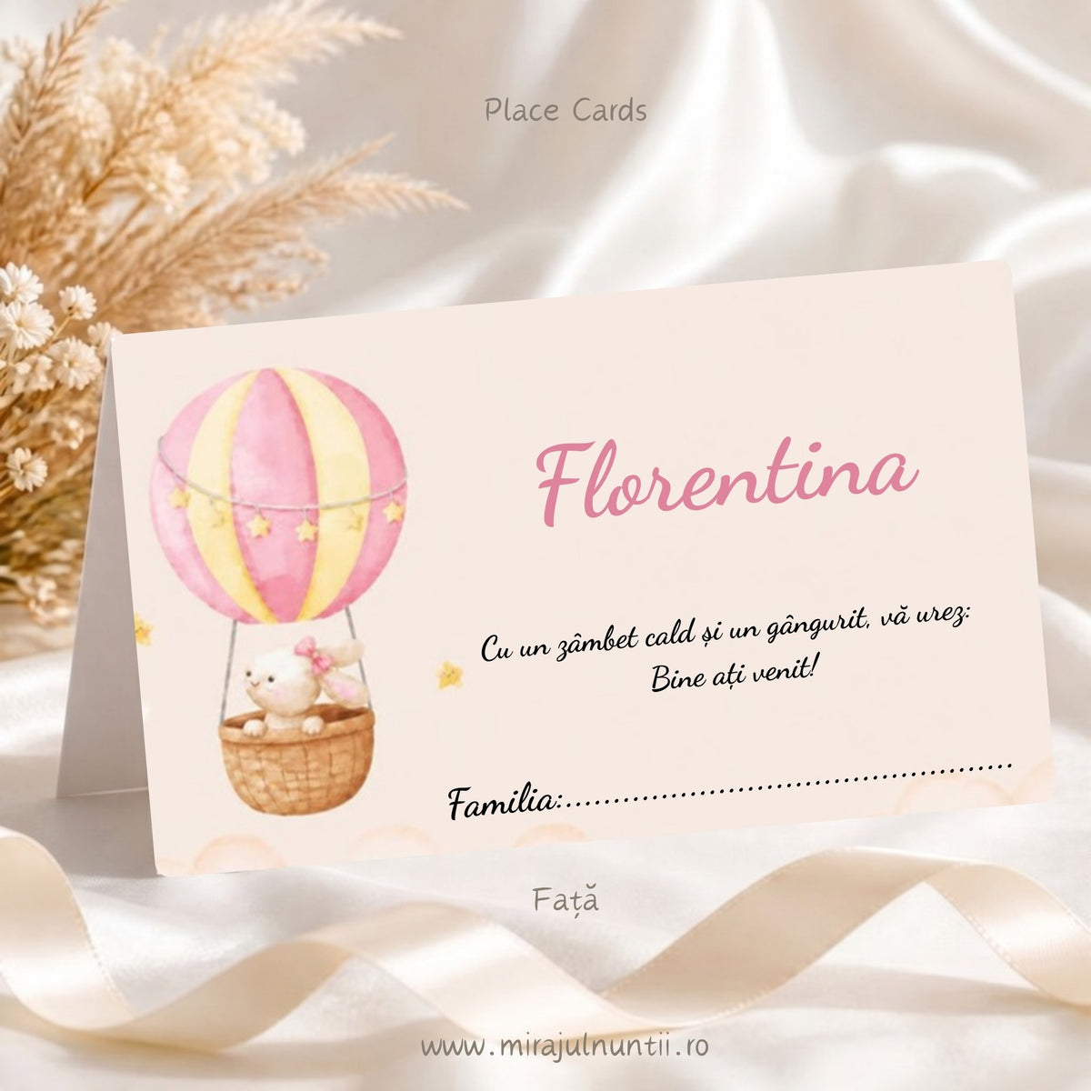 Fața plicului de bani botez personalizat cu numele Florentina, mesajul de bun venit și rândul Familia, cu balon cu aer cald roz cu iepuraș, steluțe și nori, cod Magnific B.4-20004