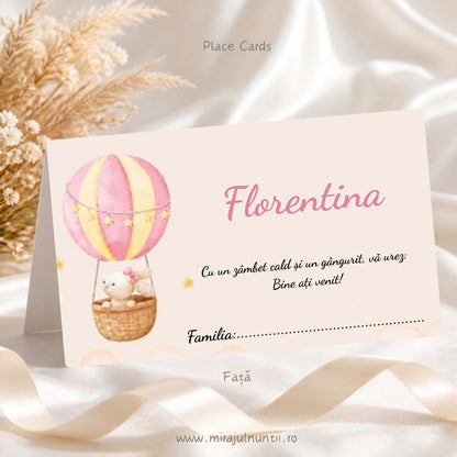 Fața plicului de bani botez personalizat cu numele Florentina, mesajul de bun venit și rândul Familia, cu balon cu aer cald roz cu iepuraș, steluțe și nori, cod Magnific B.4-20004