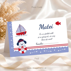 Plic de bani botez personalizat B. 7506, față: numele Matei, mesajul de bun venit și rândul Familia, cu bărcuță cu pânze în carouri, cățeluș marinar cu colac, pește roșu, bandă bleu cu stele și dungi roșii