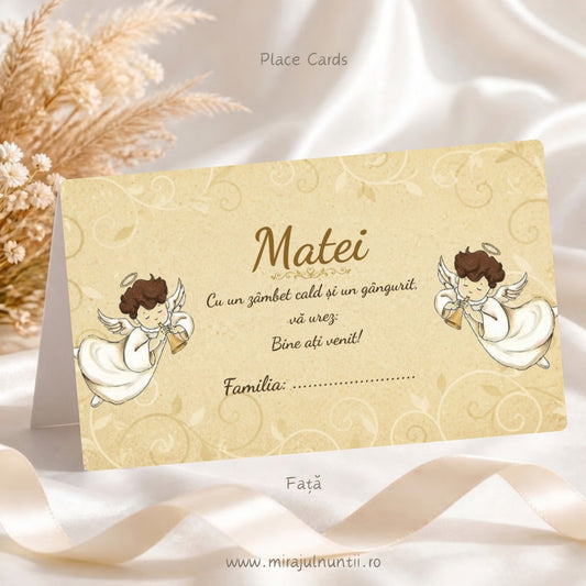 Plic de bani botez personalizat B. 3318, față: numele Matei auriu cu separator, mesaj de bun venit și Familia, între doi îngerași cu trompete la margini, pe fond bej cu arabescuri