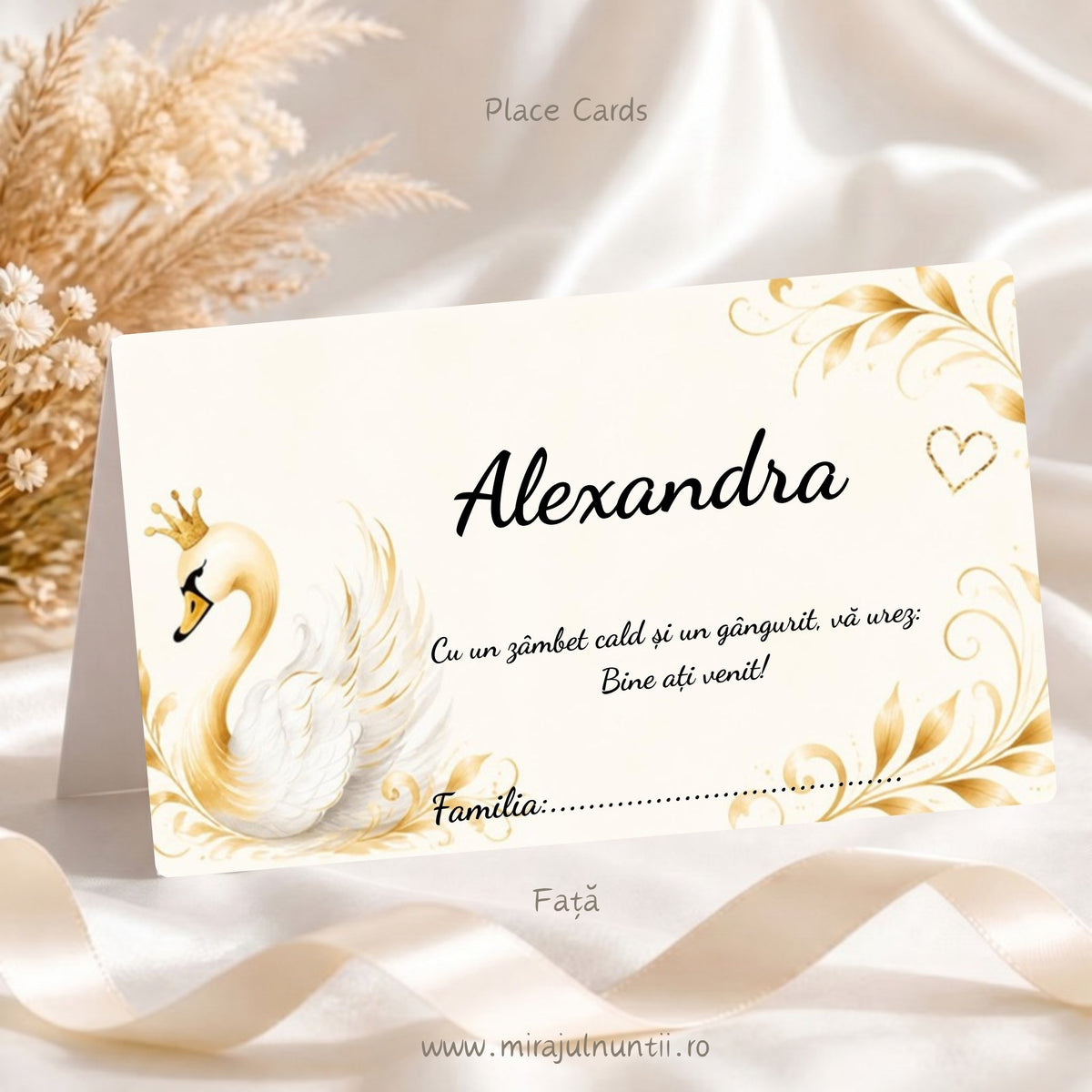 Plic de bani botez personalizat cu lebădă cu coroniță și frunze aurii, alb și auriu, cod Magnific B.17-20017 – fața cu numele Alexandra, mesajul de bun venit și rândul Familia