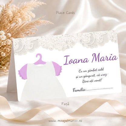Plic de bani botez personalizat B. 7608, față: dantelă albă sus, rochiță albă de botez cu mâneci roz-lila pe umeraș în stânga, numele Ioana Maria cu lila și mesajul de bun venit