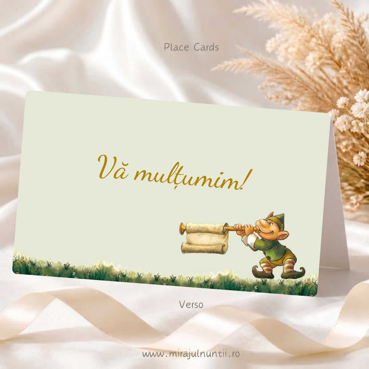 Plic de bani botez personalizat, spatele cu „Vă mulțumim!” auriu, spiriduș cu trompetă pe iarbă înflorită, fond verde salvie, cod Magnific B. 7110
