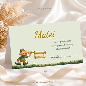 Plic de bani botez personalizat, fața cu numele Matei mare, centrat sus, mesajul de bun venit și rândul Familia, spiriduș cu trompetă pe iarbă înflorită, fond verde salvie, cod Magnific B. 7110