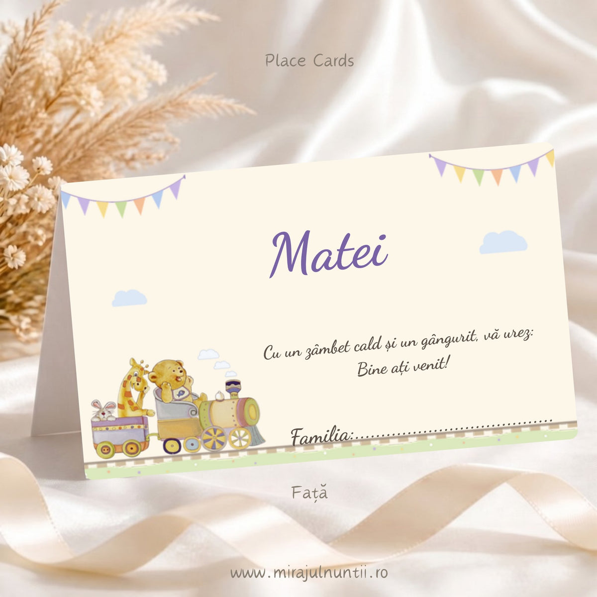 Fața plicului de bani de botez personalizat cu numele Matei, mesajul „Cu un zâmbet cald și un gângurit, vă urez: Bine ați venit!” și rândul „Familia:”, trenuleț pastel cu iepuraș, girafă și ursuleț pe șină, ghirlandă de stegulețe pastel, cod B. 15322