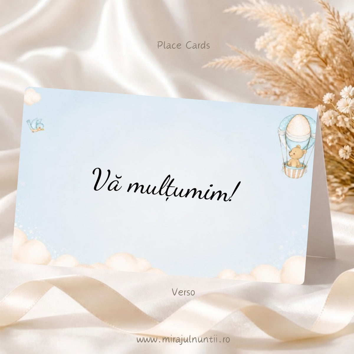 Spatele plicului de bani botez personalizat cu mesajul Vă mulțumim!, balon mic cu ursuleț, păsărică bleu și nori pe cer bleu, cod Magnific B.3-20003