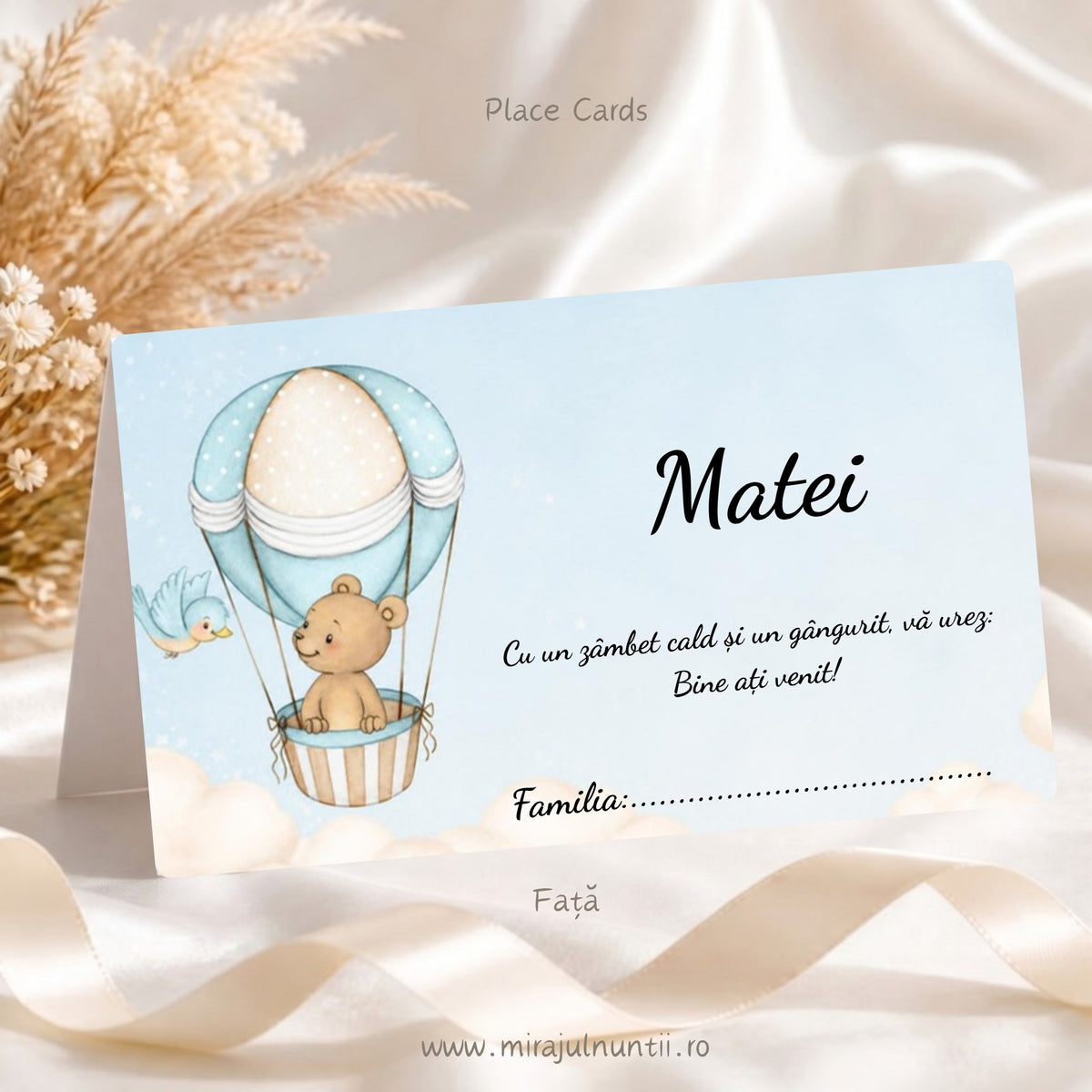 Fața plicului de bani botez personalizat cu numele Matei, mesajul de bun venit și rândul Familia, cu ursuleț în balon cu aer cald, păsărică bleu și nori pe cer bleu, cod Magnific B.3-20003