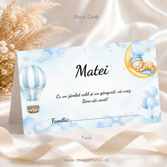 Plic de bani botez personalizat, față: ursuleț care doarme pe lună, balon cu aer cald bleu și baloane, numele Matei, mesajul de bun venit și rândul Familia