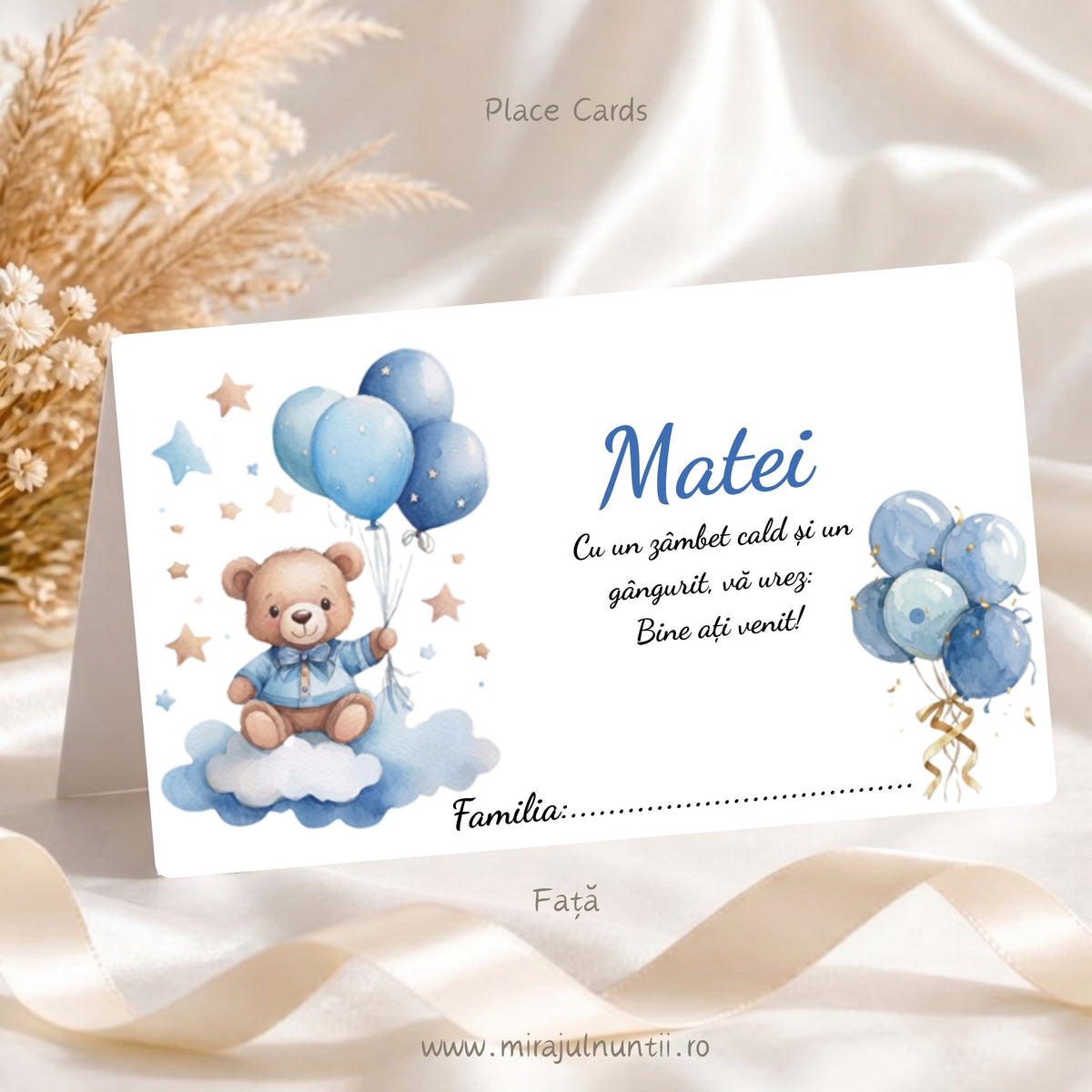 Plic de bani botez personalizat B.31-20031, fața: ursuleț pe nor cu baloane albastre, numele Matei, mesaj de bun venit și rândul Familia