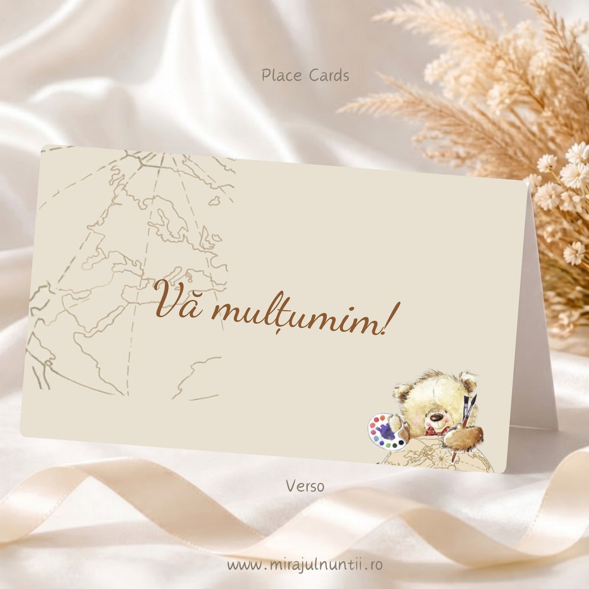 Plic de bani botez personalizat B. 7614, verso: „Vă mulțumim!” pe fond crem, ursuleț pictor cu paletă și glob în colțul din dreapta jos și hartă a lumii discretă