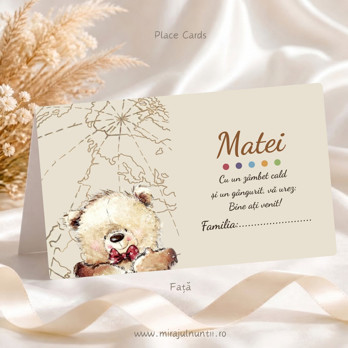 Plic de bani botez personalizat B. 7614, față: numele Matei, buline colorate ca o paletă, mesajul „Cu un zâmbet cald și un gângurit, vă urez: Bine ați venit!” și rândul Familia, ursuleț cu papion roșu și hartă a lumii pe fond crem