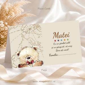 Plic de bani botez personalizat B. 7614, față: numele Matei, buline colorate ca o paletă, mesajul „Cu un zâmbet cald și un gângurit, vă urez: Bine ați venit!” și rândul Familia, ursuleț cu papion roșu și hartă a lumii pe fond crem