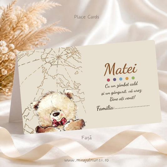 Plic de bani botez personalizat B. 7614, față: numele Matei, buline colorate ca o paletă, mesajul „Cu un zâmbet cald și un gângurit, vă urez: Bine ați venit!” și rândul Familia, ursuleț cu papion roșu și hartă a lumii pe fond crem