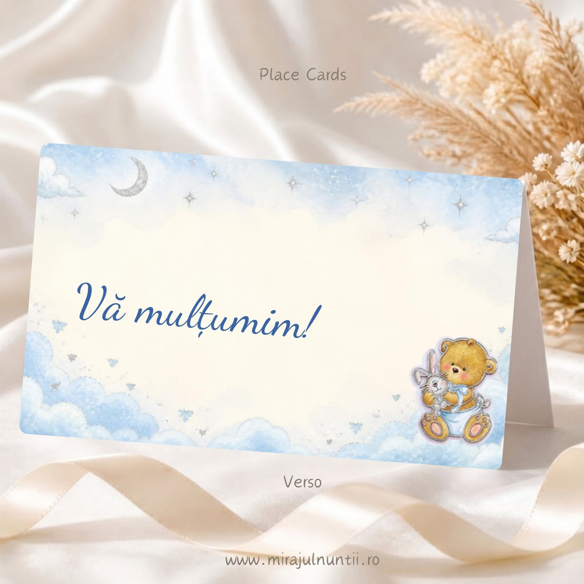 Plic de bani botez B.37-20037, verso: mesajul „Vă mulțumim!” cu albastru pe cer în acuarelă bleu, cu un ursuleț mic cu fundiță bleu și iepuraș în dreapta jos