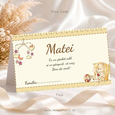 Plic de bani botez personalizat, față, cu numele Matei și mesajul de bun venit, ramă crem cu dungi festonate, carusel de pătuț și ursuleț cu inimioară și minge, cod B. 7114