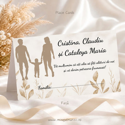 Plic de bani personalizat de nuntă și botez cod C.26, fața: silueta maro a familiei în stânga, numele Cristina, Claudiu și Cataleya Maria și mesajul de mulțumire, cu frunze aurii pe fundal crem.
