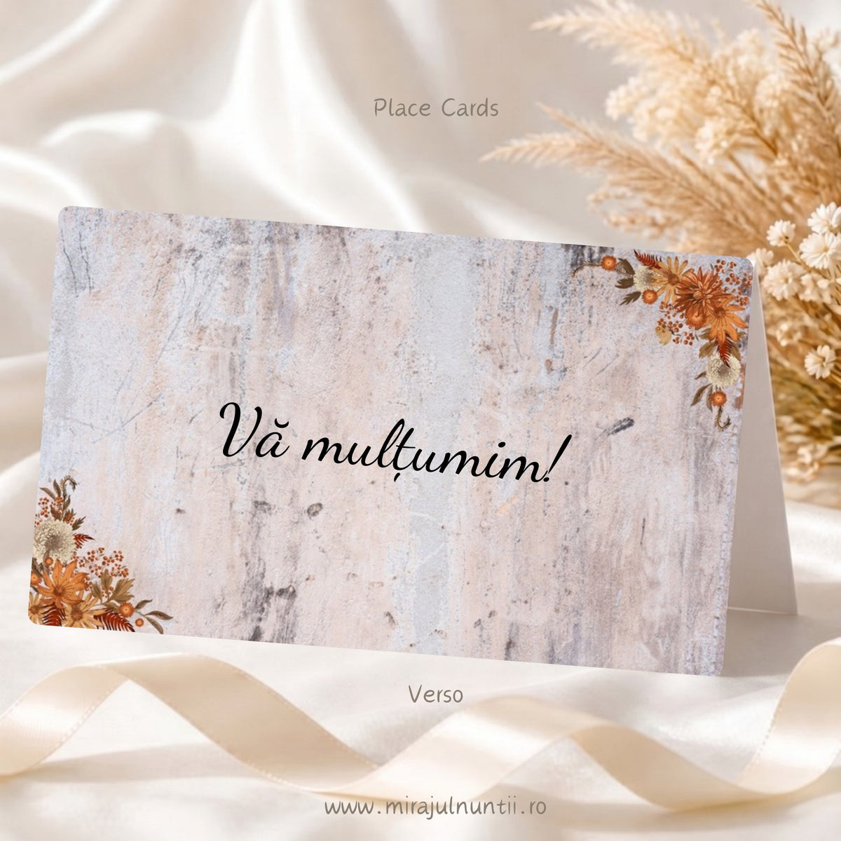 Plic de bani de nuntă personalizat C.59-10059, spate: mesajul Vă mulțumim! în culoare închisă, pe fond marmorat, cu flori de toamnă arămii în dreapta-sus și în stânga-jos