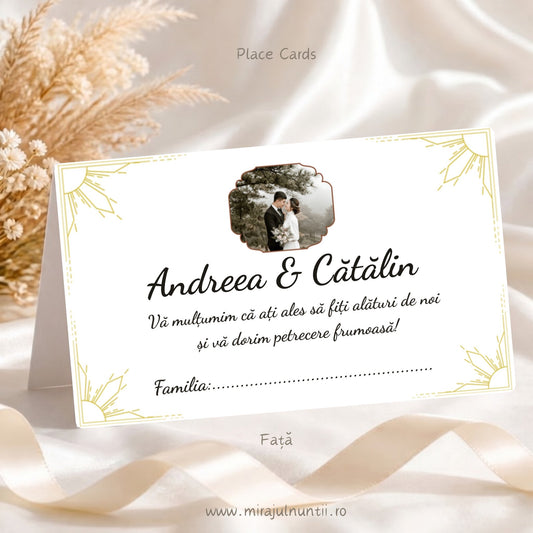 Plic de bani personalizat pentru nuntă, fața, pus îndoit ca un card de loc: medalion foto al mirilor, numele Andreea & Cătălin, mesajul de mulțumire, rândul „Familia:” și ornamente aurii fine, Alb și Auriu, cod C.2-10002