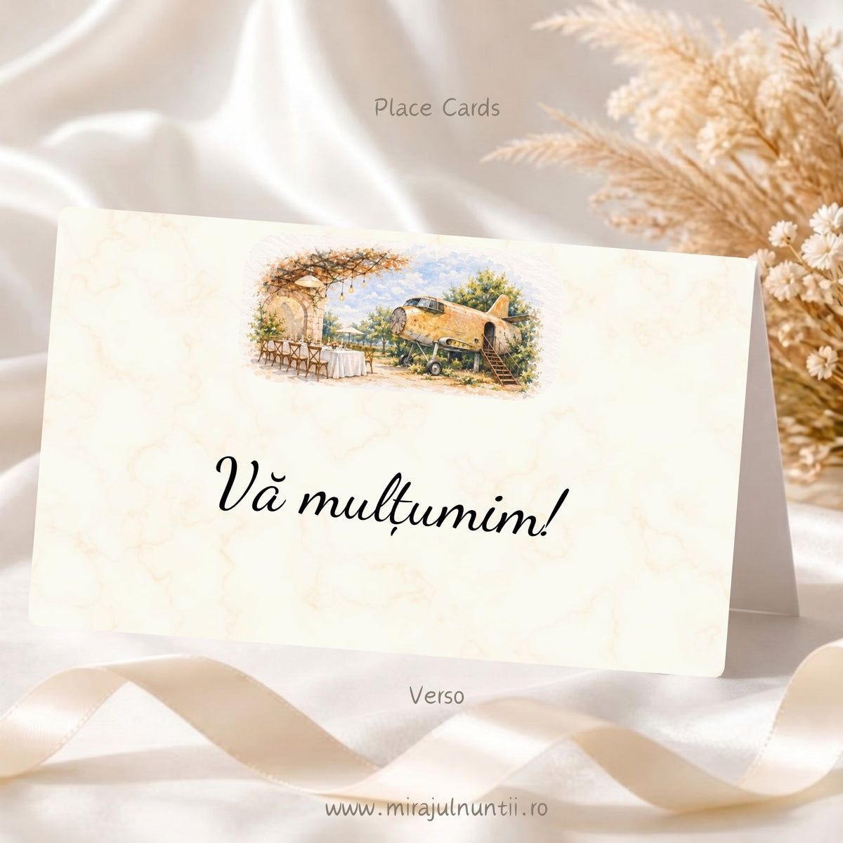 Plic de bani nuntă personalizat C.49, spatele: „Vă mulțumim!” scris caligrafic, sub vigneta în acuarelă cu pergolă de grădină, masă festivă și avion vintage galben, pe fond de marmură bej