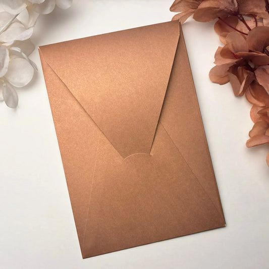 Plic invitație nuntă și botez bronz 14 x 20 cm, vertical, cod z13316, văzut din spate, pe fundal alb cu flori în nuanțe de piersică