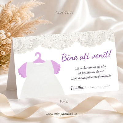 Set 25 plicuri de bani botez 7608, față: dantelă albă sus, rochiță albă de botez cu mâneci roz-lila pe umeraș, „Bine ați venit!” cu lila și mesajul de mulțumire