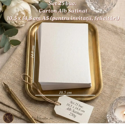 Set de 25 bucăți carton alb satinat de 250g, dimensiune 10,5x14,8 cm, așezat pe o tavă aurie elegantă pentru papetărie de eveniment.