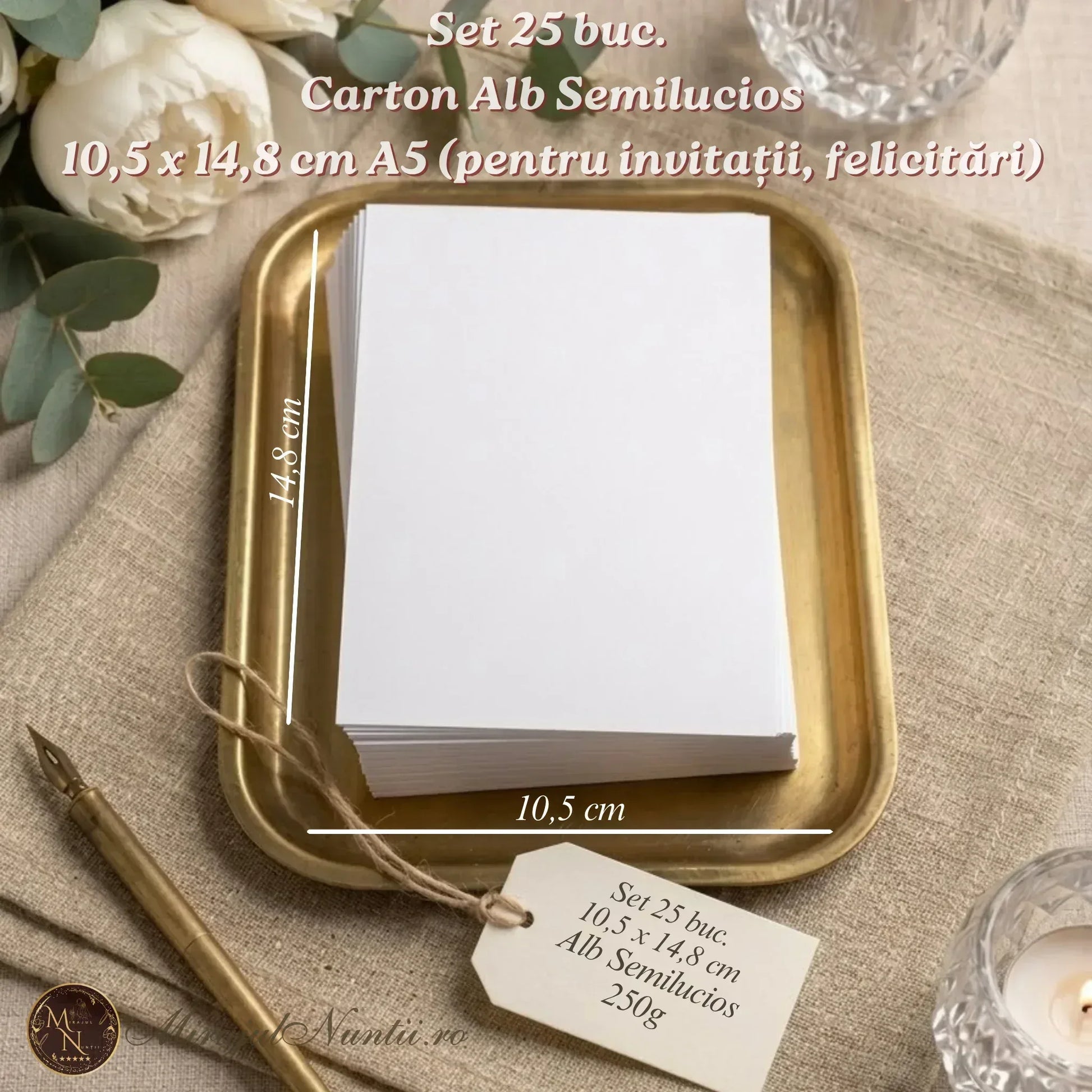 Set de 25 bucăți de carton alb semilucios de 250g, expus pe o tavă aurie, ideal pentru realizarea de invitații de nuntă și felicitări de lux.