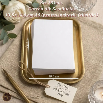 Set de 25 bucăți de carton alb semilucios de 250g, expus pe o tavă aurie, ideal pentru realizarea de invitații de nuntă și felicitări de lux.