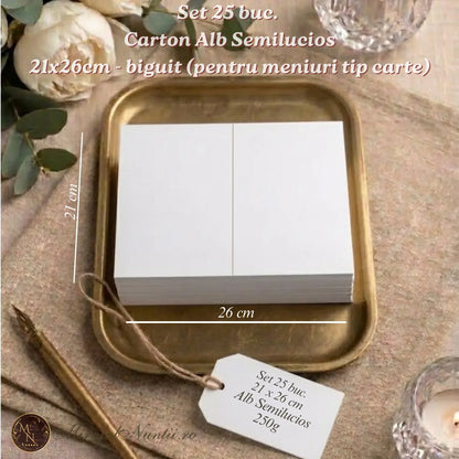 Set de 25 bucăți carton alb semilucios pentru meniuri de nuntă tip carte, pe o tavă aurie, cu flori de eucalipt și bujor. Dimensiuni 21x26cm, central biguit. Cod: C.A.SE. 250.