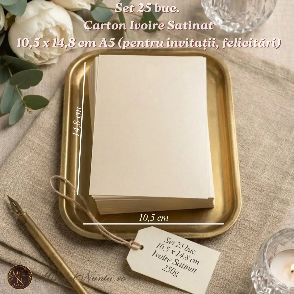 Set de 25 bucăți carton ivoire satinat de 250g, dimensiune 10,5x14,8 cm, așezat pe o tavă aurie pentru prezentare invitații și felicitări de nuntă premium