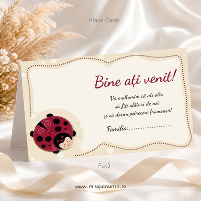 Set 25 plicuri de bani botez cu buburuză zâmbitoare și buline, fața cu Bine ați venit!, mesaj de mulțumire și rândul Familia, ramă crem cu linie punctată vișinie, cod B. 7501