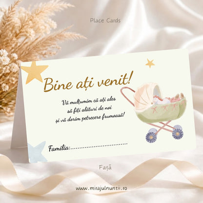 Plic de bani botez din setul de 25 buc., fața cu „Bine ați venit!” auriu, mesaj de mulțumire și rândul Familia, cărucior în acuarelă și steluțe aurii pe fond crem, Place Cards 20007