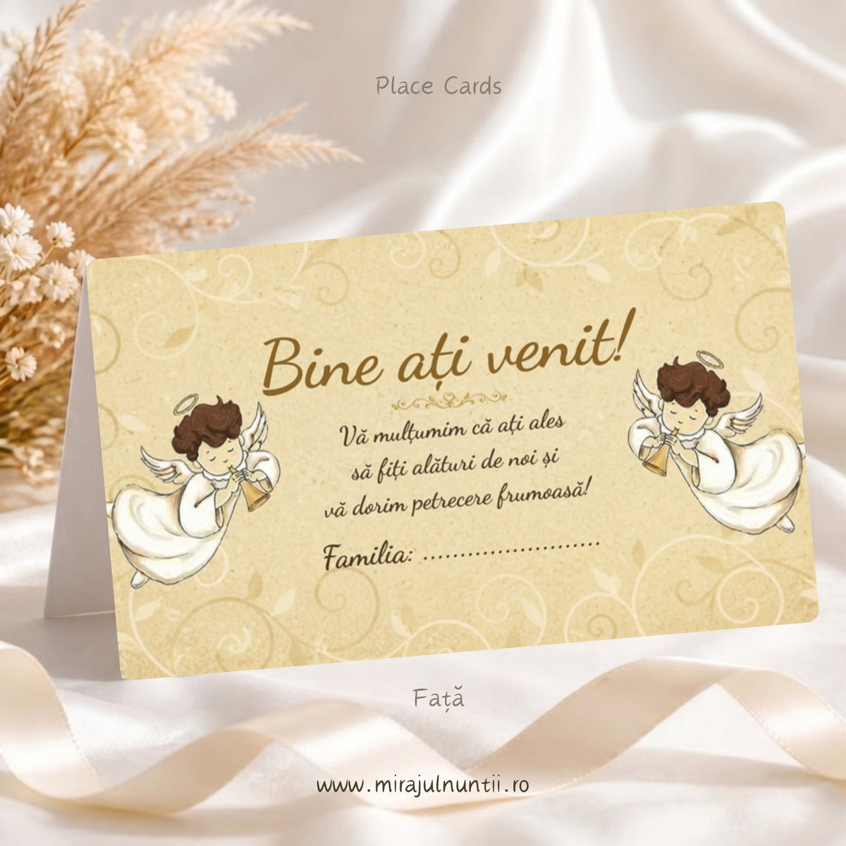 Plic de bani botez din setul de 25 buc. B. 3318, față: Bine ați venit!, mesaj de mulțumire și Familia, între doi îngerași cu trompete la margini, fond bej cu arabescuri