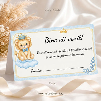 Set 25 plicuri de bani botez B.38, fața: mesajul „Bine ați venit!”, urarea de mulțumire și rândul „Familia:” de completat de mână, leuț cu coroniță bleu și papion pe un nor, coroniță aurie și crenguță bleu pe fond crem