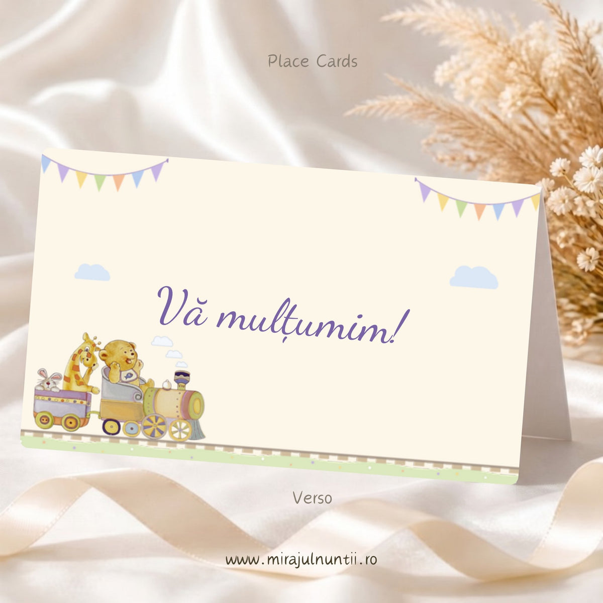 Spatele plicului de bani de botez din set cu mesajul „Vă mulțumim!”, trenuleț pastel cu animăluțe pe șină și ghirlandă de stegulețe, cod B. 15322 (Place Cards 15322)