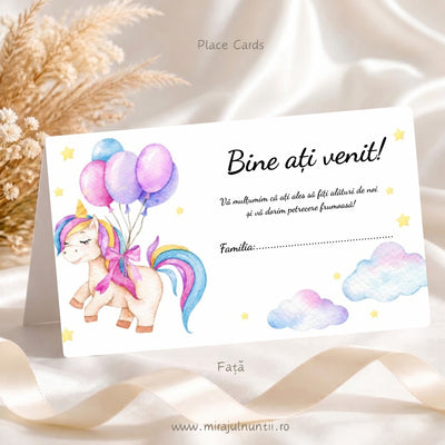 Set de 25 plicuri de bani botez, față cu „Bine ați venit!”, mesaj de mulțumire și rândul „Familia:”, unicorn cu baloane, nori pastel și steluțe – Place Cards 20015