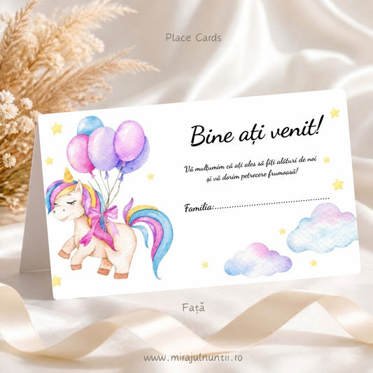 Set de 25 plicuri de bani botez, față cu „Bine ați venit!”, mesaj de mulțumire și rândul „Familia:”, unicorn cu baloane, nori pastel și steluțe – Place Cards 20015