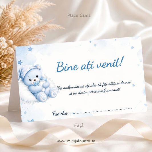 Set 25 plicuri de bani botez Place Cards 20032, față cu Bine ați venit!, mesajul de mulțumire și rândul Familia, ursuleț bleu cu biberon pe pernuță și acuarelă bleu cu steluțe