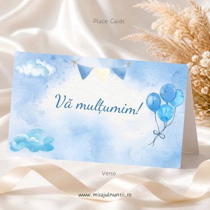 Set 25 plicuri de bani botez B.12-20012, verso: mesajul „Vă mulțumim!” în albastru, nori bleu, stegulețe și buchet de baloane bleu pe fond acuarelă bleu