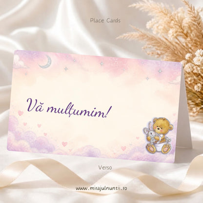 Set 25 plicuri de bani botez B. 3205, verso: mesajul „Vă mulțumim!” cu lila pe cer în acuarelă roz și lila, cu un ursuleț mic în dreapta jos