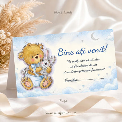 Set 25 plicuri de bani botez B.37-20037, față: ursuleț de pluș cu fundiță bleu și iepuraș alb în stânga, pe cer în acuarelă bleu, „Bine ați venit!” cu albastru, mesajul de mulțumire și rândul Familia