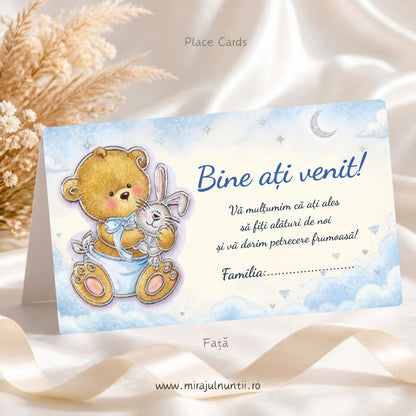 Set 25 plicuri de bani botez B.37-20037, față: ursuleț de pluș cu fundiță bleu și iepuraș alb în stânga, pe cer în acuarelă bleu, „Bine ați venit!” cu albastru, mesajul de mulțumire și rândul Familia