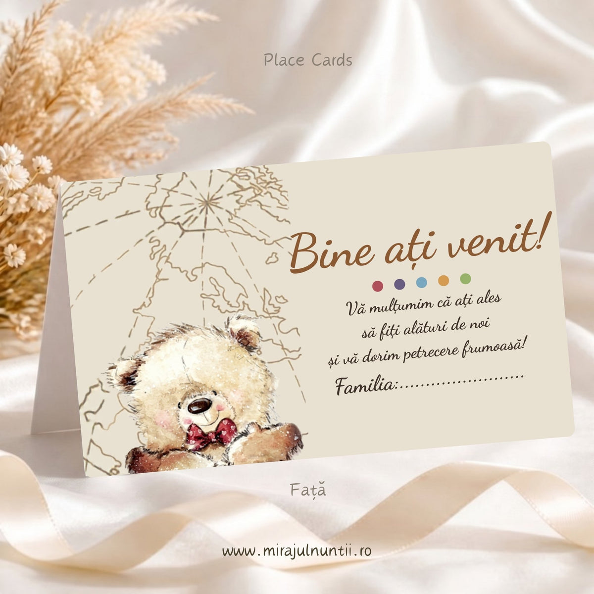 Set 25 plicuri de bani botez B. 7614, față: „Bine ați venit!”, buline colorate, mesaj de mulțumire și rândul Familia, ursuleț cu papion roșu și hartă a lumii pe fond crem