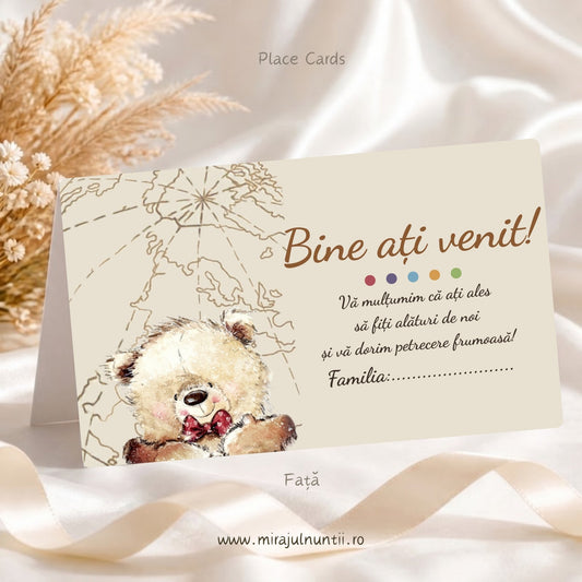 Set 25 plicuri de bani botez B. 7614, față: „Bine ați venit!”, buline colorate, mesaj de mulțumire și rândul Familia, ursuleț cu papion roșu și hartă a lumii pe fond crem
